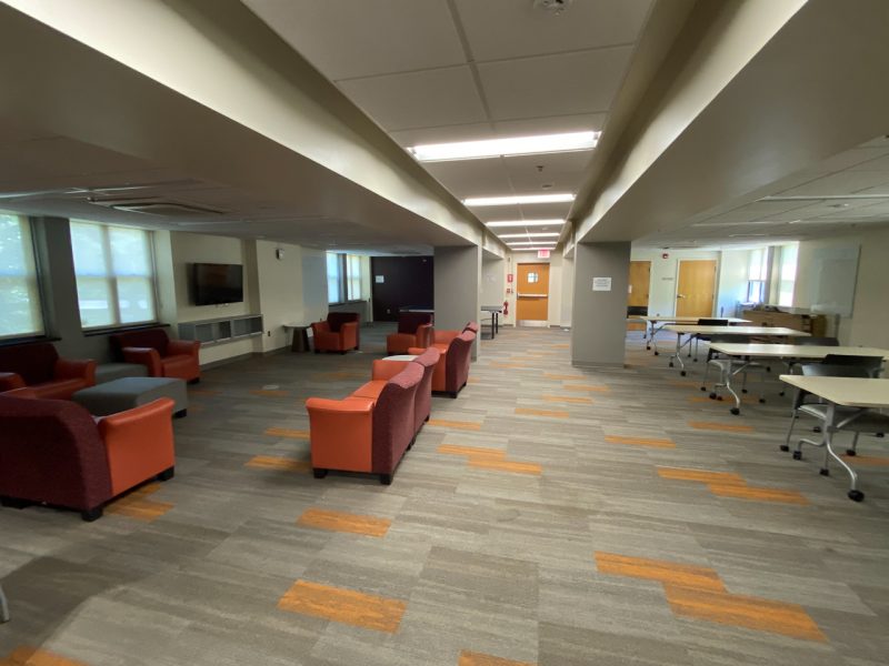 A large common area in Hoge Hall, with chairs, tables, and plenty of space.